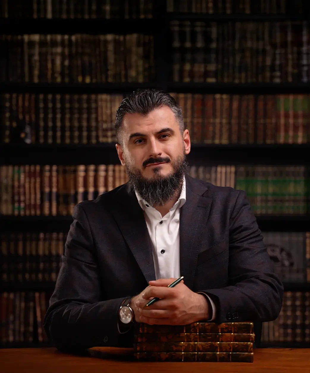 Dr. Muhamet Ziberi am Tisch vor seinen Büchern